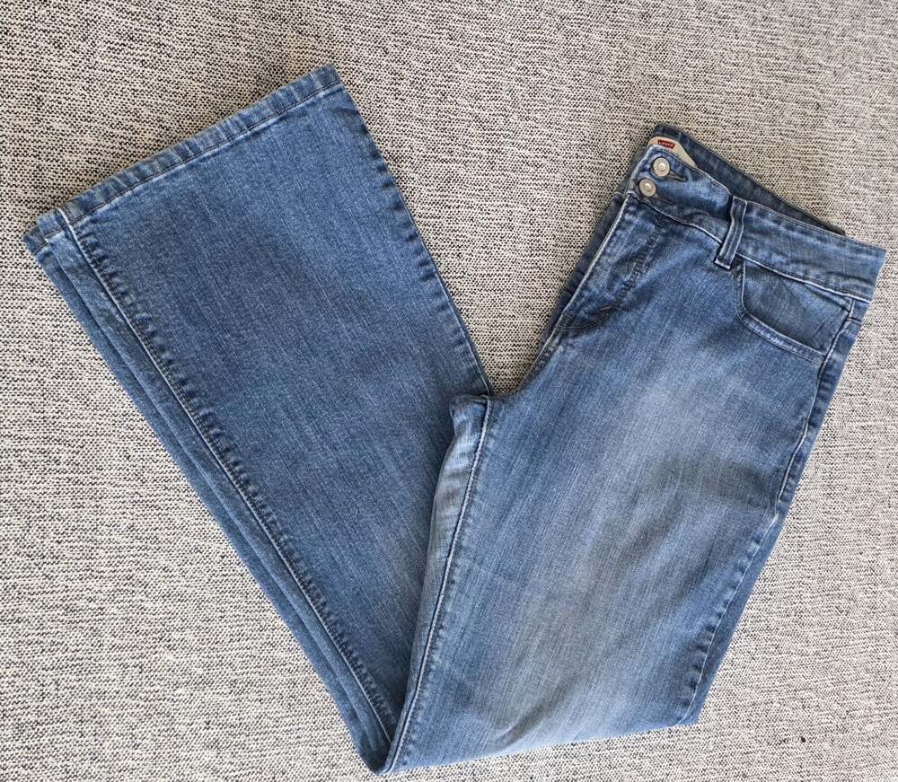 Levi’s 526 Slender Boot Cut Blue Faded Women’s Jeans Size 14 S/C - 99% Cotton